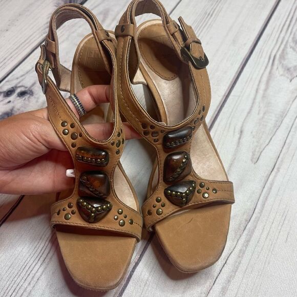 FRYE Bridget Ornament Tan Leather Wedge Heel Sandals Women's Size US 9.5 M 73441 - Picture 2 of 10